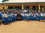 Kaplan Francis und Schulkinder in Nigeria